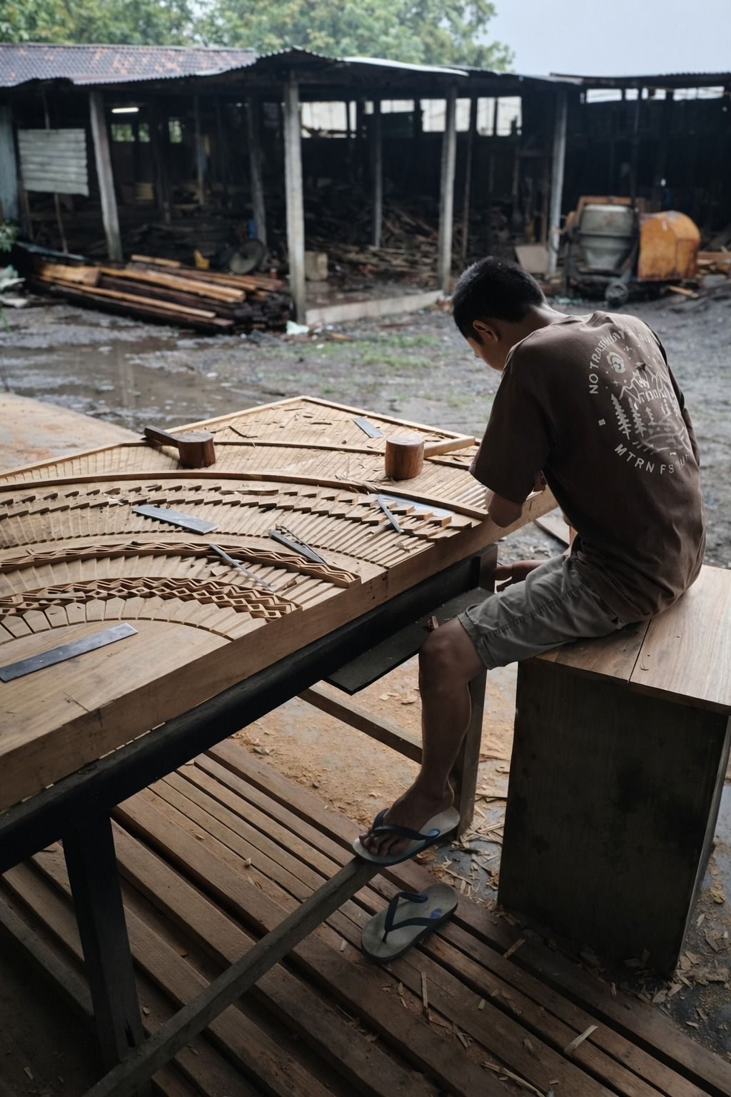 Ambachtsman houtsnijwerk — Sventerior by Brosi